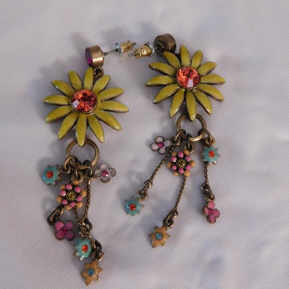 Ladies Pilgrim Earrings - Picture 5 of 5